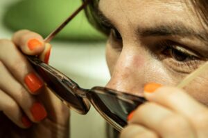 Abdrücke von der Sonnenbrille verhindern – mit diesem Trick?