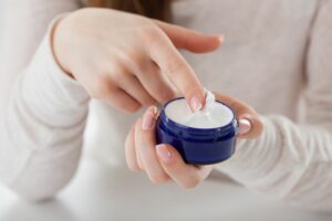 Nachtcremes im Test: Viele günstige Produkte überzeugen